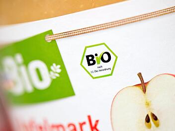 Dieses Lebensmittel ist ein Bio-Produkt, zu erkennen am "deutschen Bio-Siegel." Foto: Daniel Naupold/dpa/Archiv