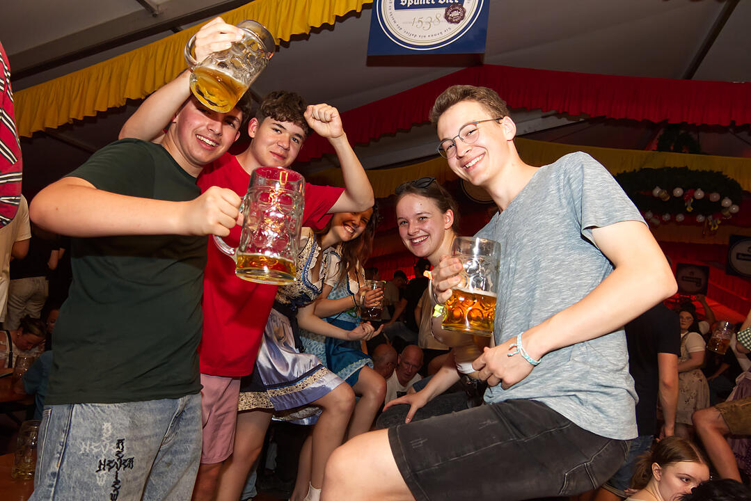 Musik im Festzelt gab es mit der Band "KLOSTERGOLD"