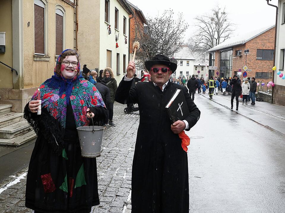 Tausende Besucher beim traditionellen Maskenumzug