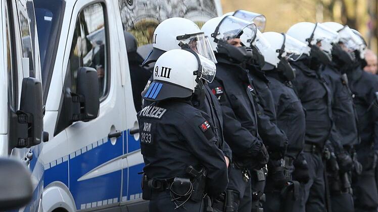 Rund 60 gewaltbereite Fußball-Anhänger sind am Münchner Hauptbahnhof aufeinander losgegangen. Symbolfoto: Roland Holschneider/dpa