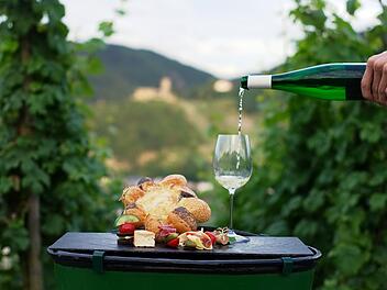 Auf den Wanderungen der Wünschelrouten können verschiedene Moselweine probiert werden. Dazu gibt es Fingerfood und Leckeres aus der moselfränkischen Küche.