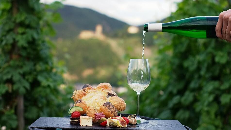 Auf den Wanderungen der Wünschelrouten können verschiedene Moselweine probiert werden. Dazu gibt es Fingerfood und Leckeres aus der moselfränkischen Küche.