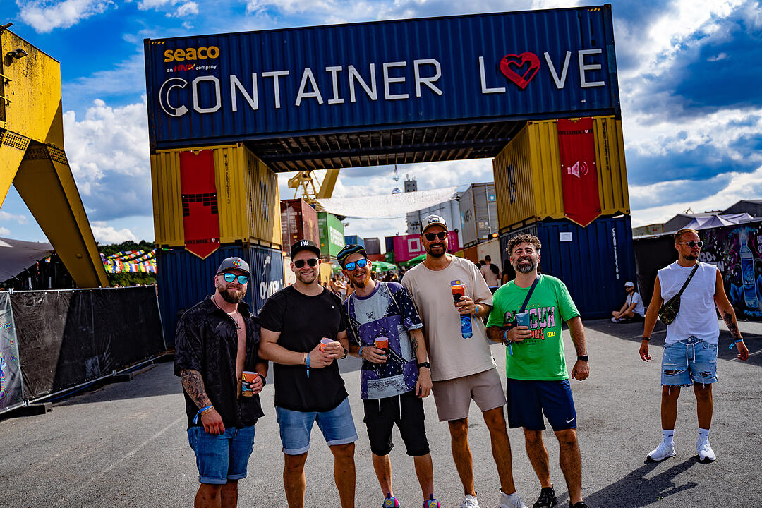 Einmalige Festivalwelt zwischen Stahl und Container.