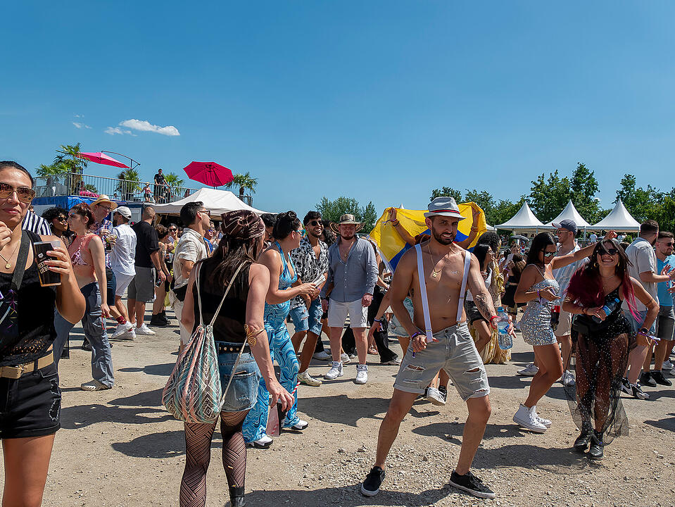 Mit internationalen und nationalen Live-Acts!