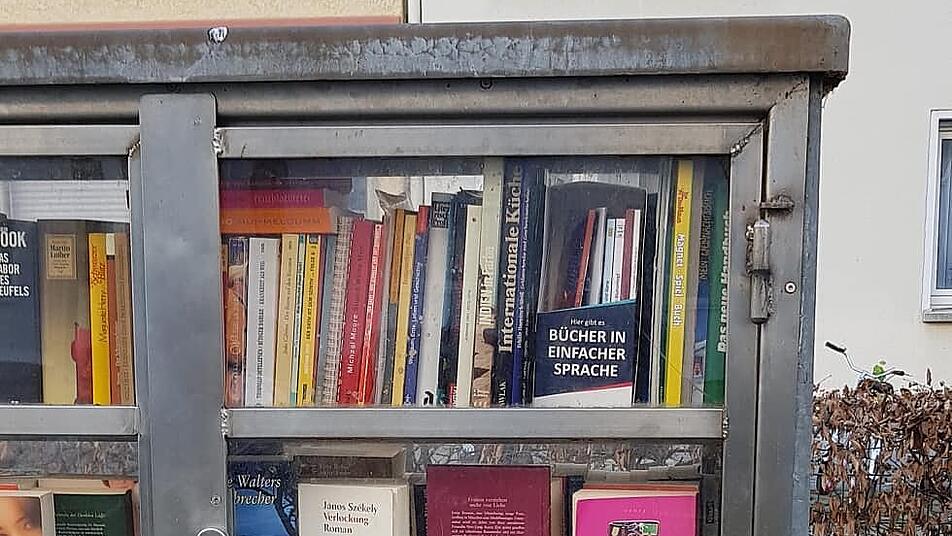Der gut gefüllte Bücherschrank in der Josefstraße in Mainz.