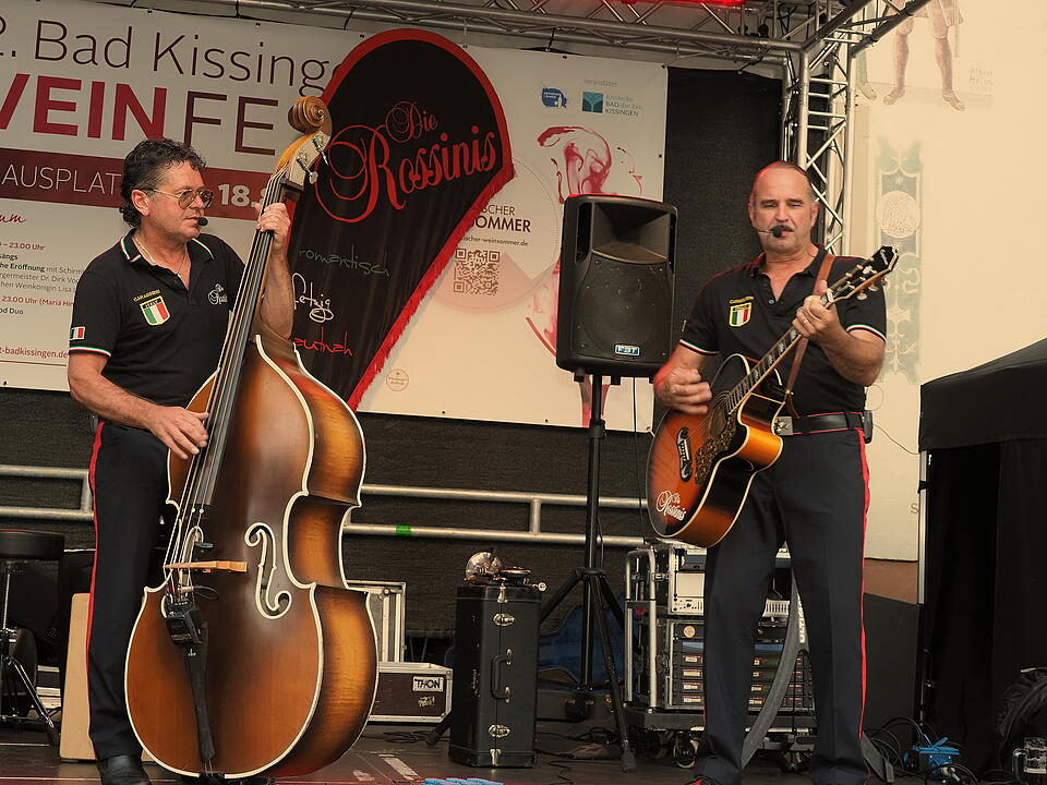 Das Weinfest zieht tausende Besucher an.