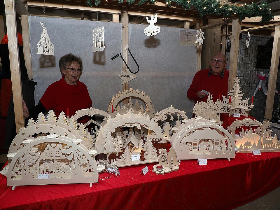 Kunsthandwerker und Regionalerzeuger präsentieren ihre Waren und Künste.