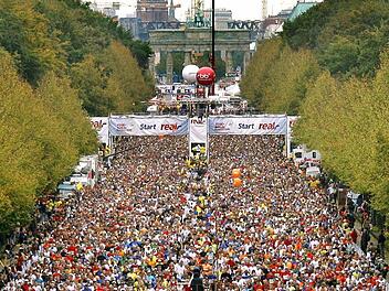 Unweit des Brandenburger Tors werden am Sonntag etwa 40.000 Sportler zum Berlin-Marathon starten - hier der Start von 2007. Foto: dpa