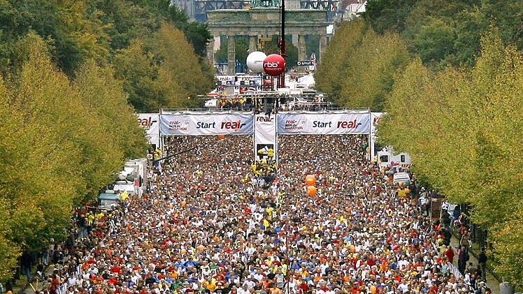 Unweit des Brandenburger Tors werden am Sonntag etwa 40.000 Sportler zum Berlin-Marathon starten - hier der Start von 2007. Foto: dpa