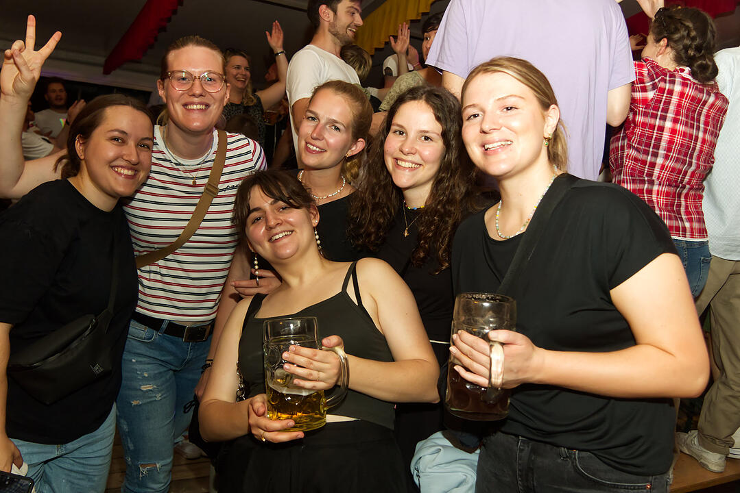 Musik im Festzelt gab es mit der Band "KLOSTERGOLD"