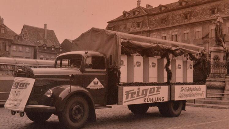 Der mit den Kühlschränken für die Spieler beladene Lkw auf dem Bamberger Maxplatz. Foto: Privatarchiv Gerd Wohlhöfner