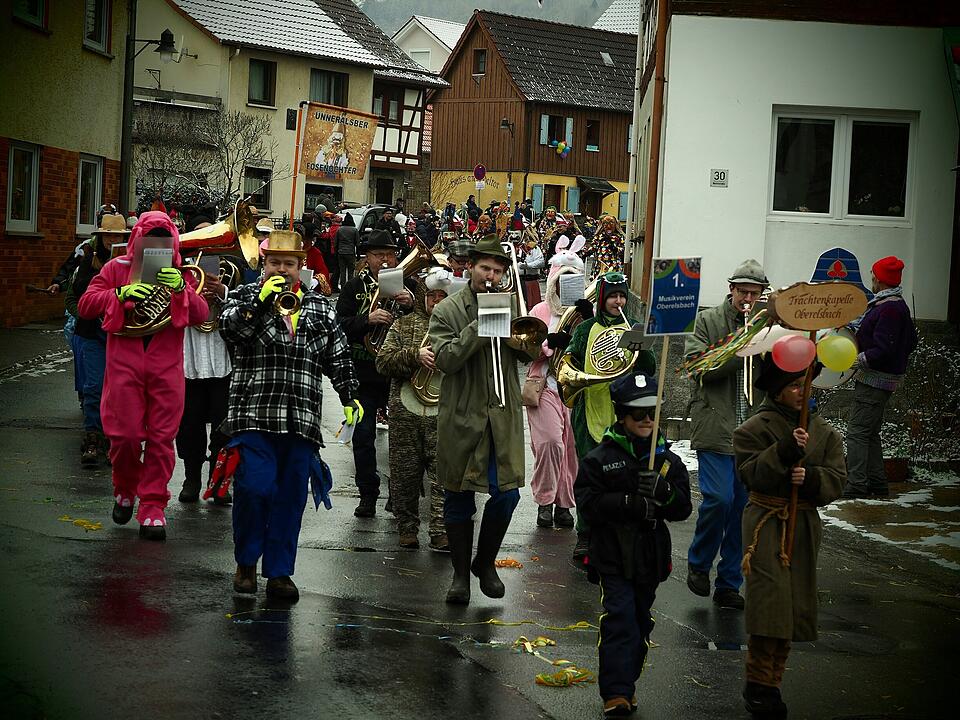 Tausende Besucher beim traditionellen Maskenumzug