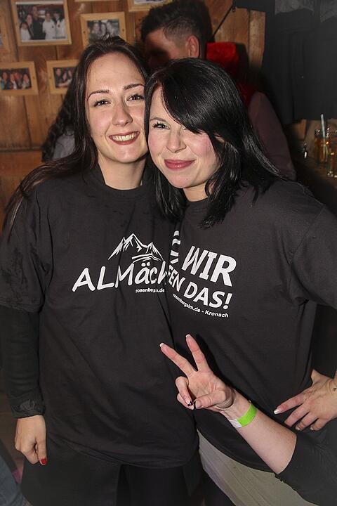 Beste Partystimmung bei voller Hütte.