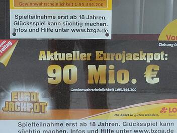 Seit Tagen machen die Lotto-Annahmestellen Werbung für den Eurojackpot mit der Rekordsumme von 90 Millionen Euro. Foto: Ronald Rinklef