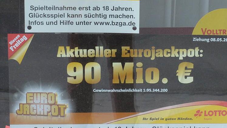 Seit Tagen machen die Lotto-Annahmestellen Werbung für den Eurojackpot mit der Rekordsumme von 90 Millionen Euro. Foto: Ronald Rinklef