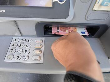 Wer vorher beim Eintippen der Geheimzahl die Tastatur abgedeckt hat und sich sicher sein kann, dass ihn niemand dabei beobachtet hat, kann beruhigt das Geld am Automaten entnehmen. Foto: Ronald Rinklef