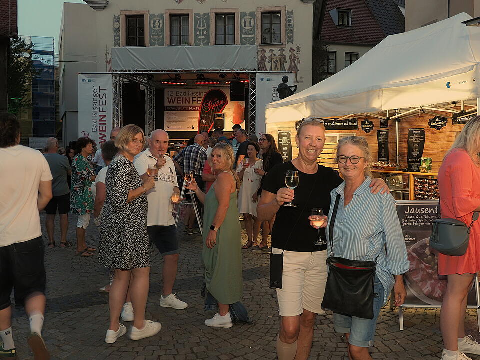 Das Weinfest zieht tausende Besucher an.