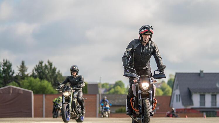 Ingo Jeray (vorne) kann als Fahrlehrer und langjähriger Motorradfahrer locker alle notwendigen Übungen auf seiner Maschine vorführen. Er weiß, dass Fahrsicherheit nur durch regelmäßiges Training kommt. Foto: Privat