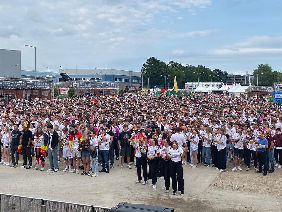 Deutschland steht im Achtelfinale und Nürnberger Fans feiern ausgelassen