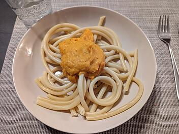 Cremig, nussig und lecker schmecken Nudeln mit Kürbissoße im Herbst am besten.