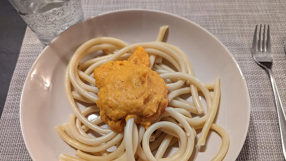 Cremig, nussig und lecker schmecken Nudeln mit Kürbissoße im Herbst am besten.