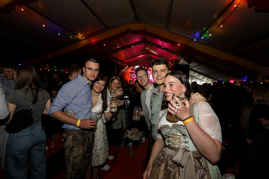 Beste Stimmung beim traditionsreichen Zeltweinfest an der Mainschleife!