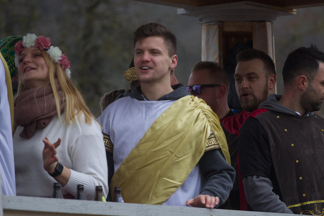 Bunter Zug durch die Straßen mit Finale am Marktplatz