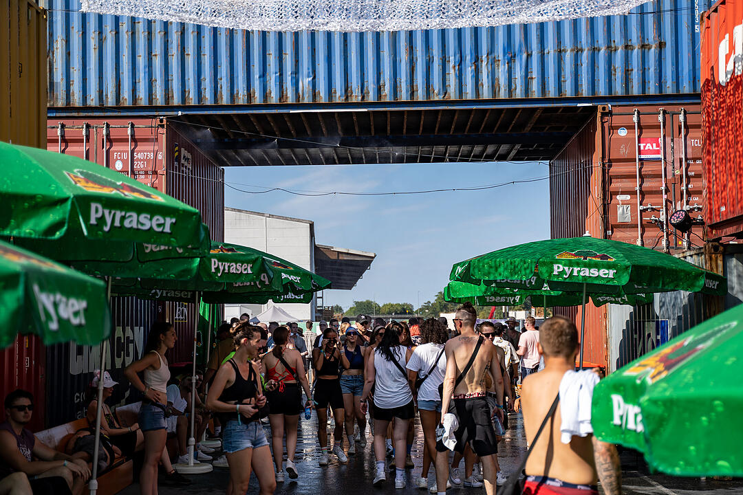 Techno-Musik direkt am Hafenbecken zwischen Kränen und Containern!