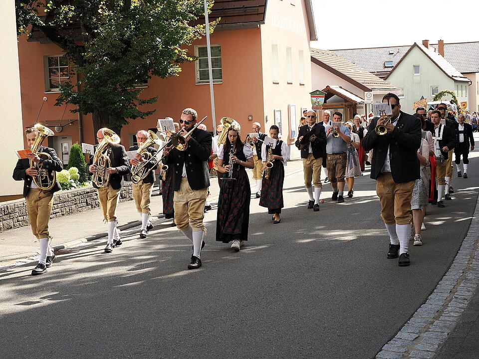 Motivwägen, Trachtengruppen und Musik-Kapellen