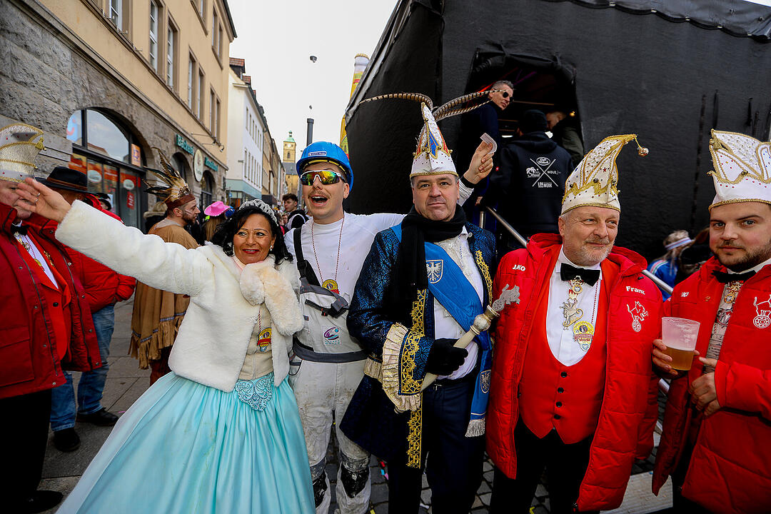 Große Party nach dem Faschingsumzug am Marktplatz.