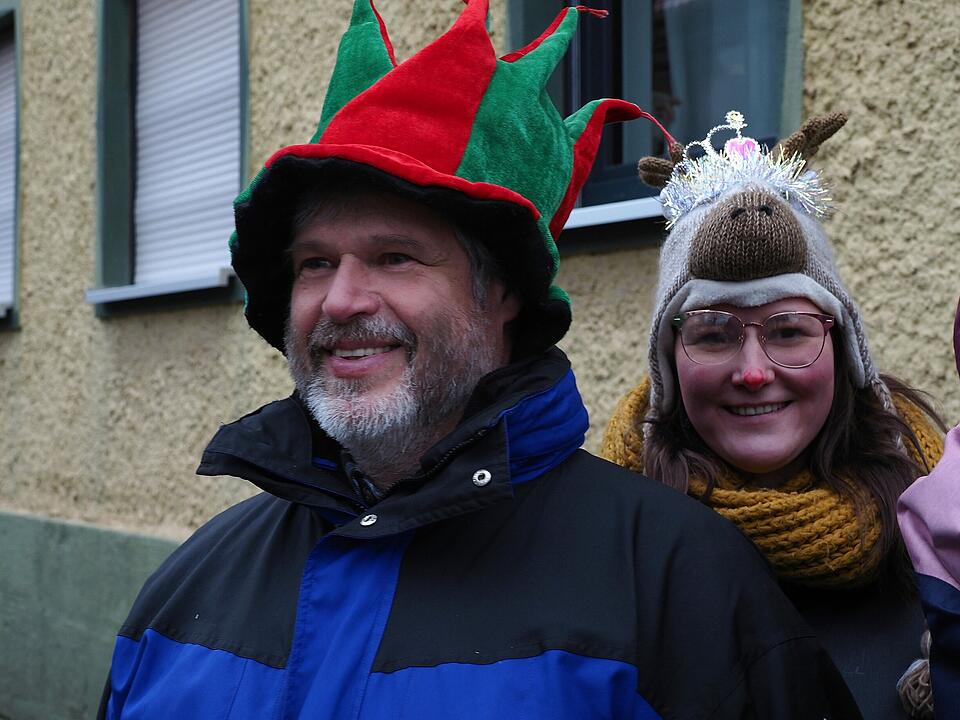 Tausende Besucher beim traditionellen Maskenumzug