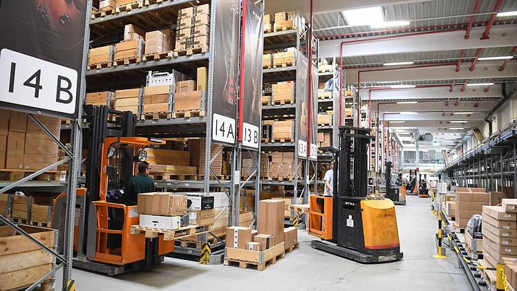 Volle Regale bis an die Decke stehen in der Logistik. Foto: Ronald Rinklef