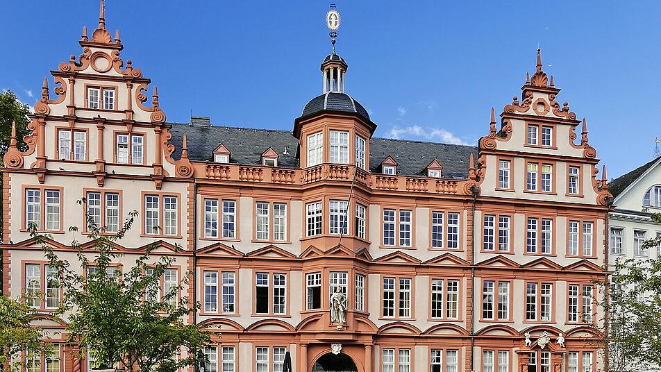 Im Gutenberg-Museum kann man unterschiedliche Ausstellungen bewundern.