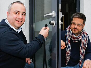 Dirk Schüssler (links) und Michael Fritsche demonstrieren im Verlagsgebäude der Mediengruppe Oberfranken symbolisch, wie eine Tür mit Sicherheitssystem funktionieren kann. Einbruchschutz wird bei einer energieeffizienten Sanierung von der KfW bezuschusst. Foto: Matthias Hoch