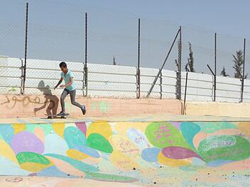 Im SOS-Kinderdorf Bethlehem können die Kinder ein normales Leben führen und fahren gerne Skateboard. Draußen vor den Toren ist der Nahost-Konflikt hautnah spürbar. Foto: irfe