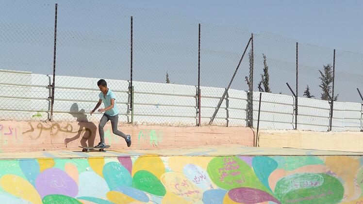 Im SOS-Kinderdorf Bethlehem können die Kinder ein normales Leben führen und fahren gerne Skateboard. Draußen vor den Toren ist der Nahost-Konflikt hautnah spürbar. Foto: irfe