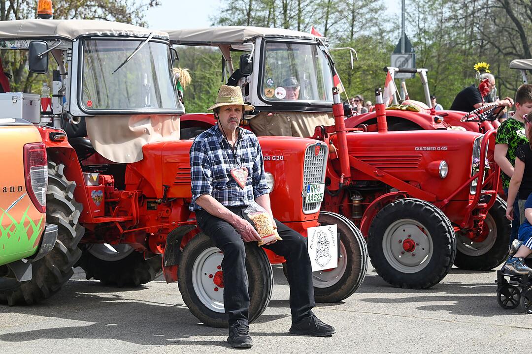 Nürnberger Frühlingsfest mit Rekordbesuch: 85 historische Traktoren auf Rundfahrt