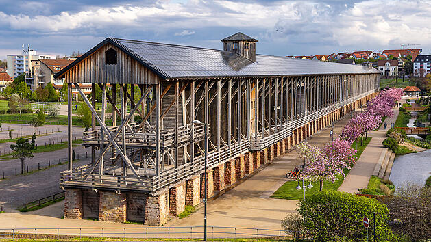 Imposant: Das 333 Meter lange Gradierwerk in Bad Dürkheim.