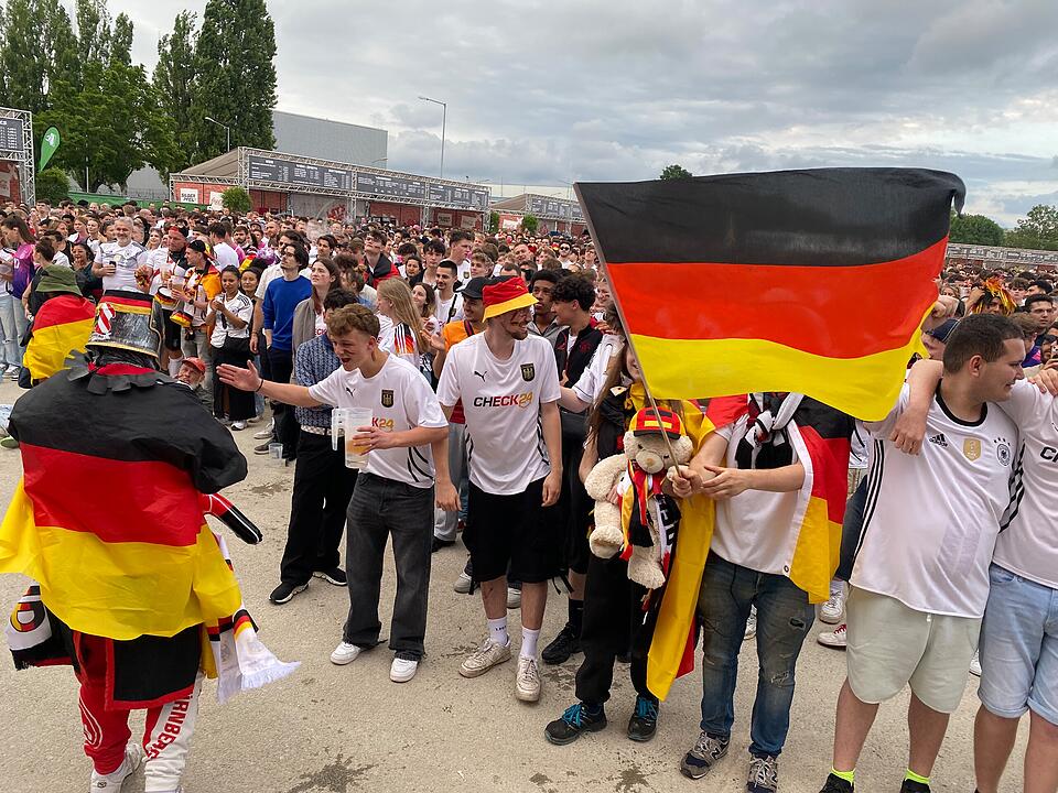 Deutschland steht im Achtelfinale und Nürnberger Fans feiern ausgelassen