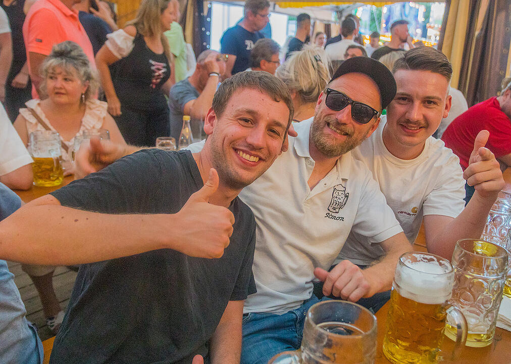 Musik im Festzelt gab es mit der Band "KLOSTERGOLD"