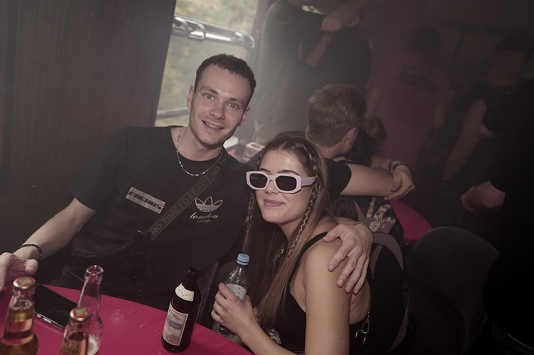 Party im Zug - Raver*innen tanzen zu Techno-Beats