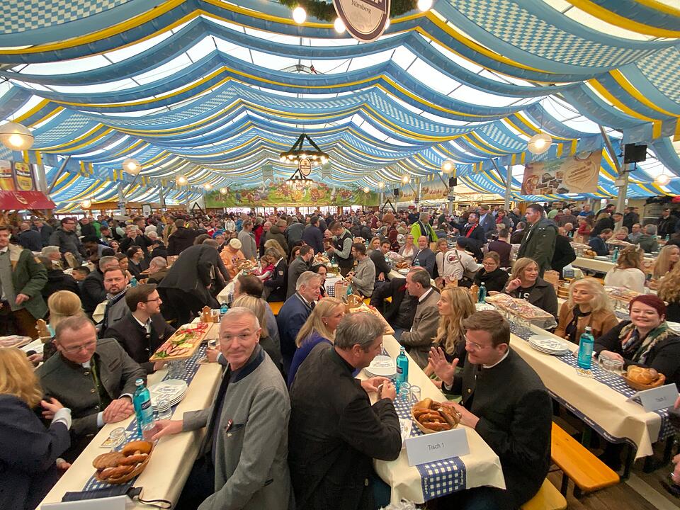 O'zapft is! Das Frühlingsfest am Dutzendteich beginnt