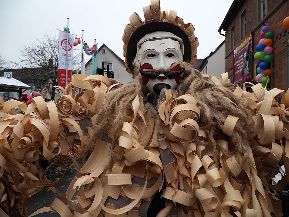 Tausende Besucher beim traditionellen Maskenumzug