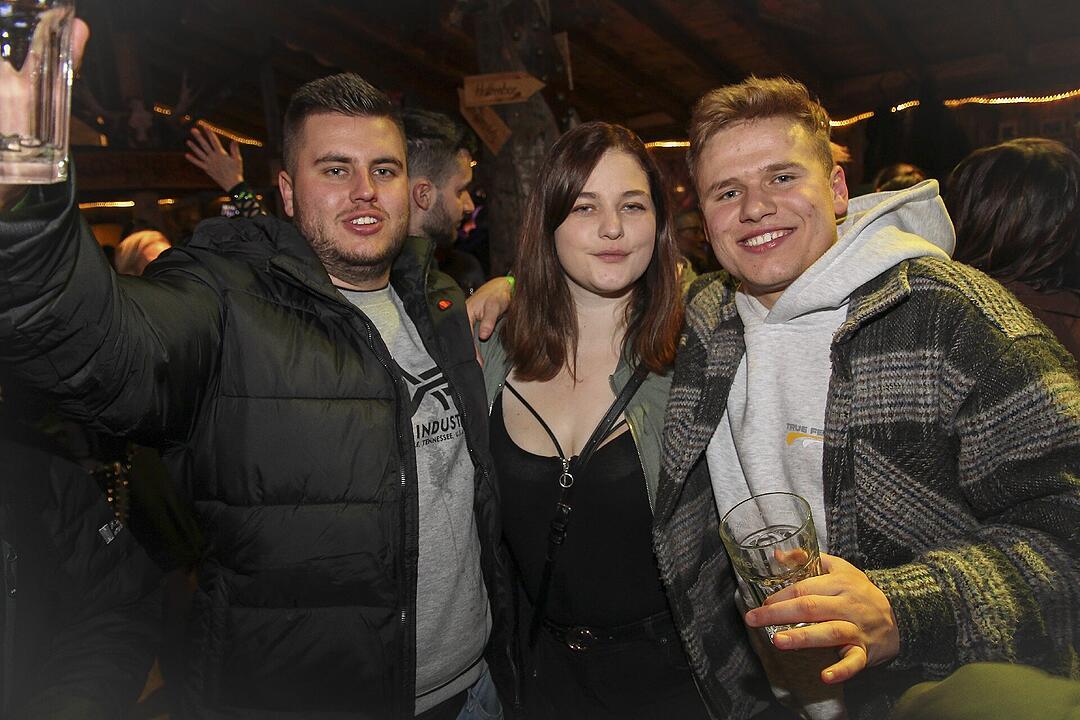 Beste Partystimmung bei voller Hütte.