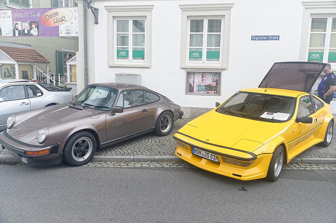 Historische Automobile und Motorräder