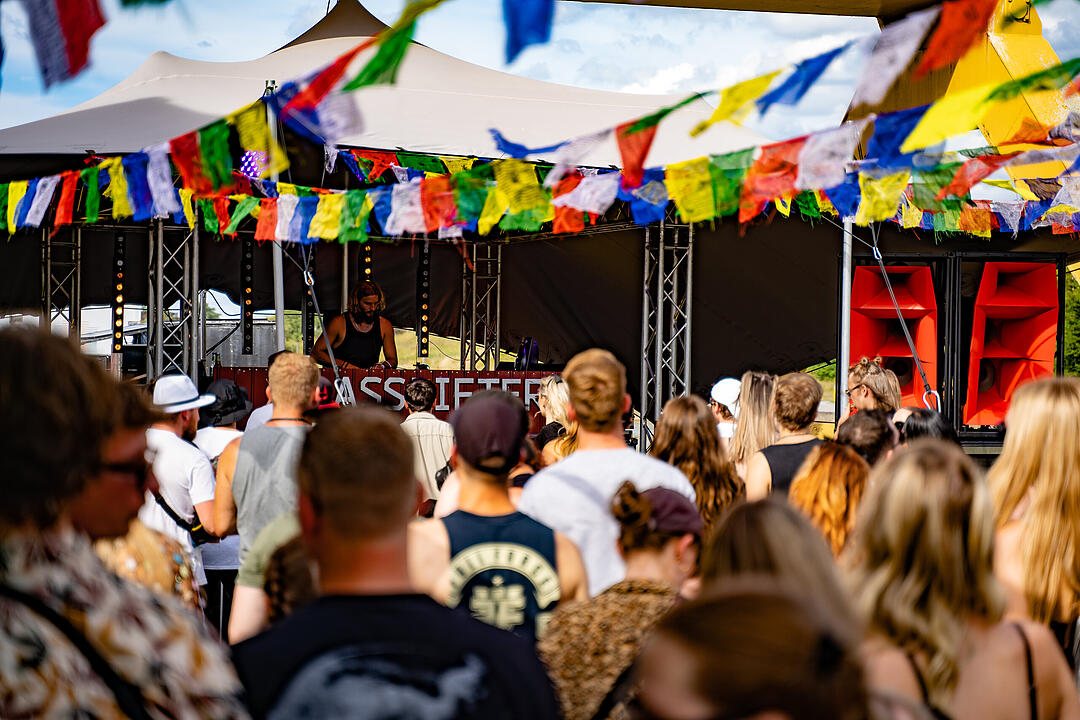 Einmalige Festivalwelt zwischen Stahl und Container.