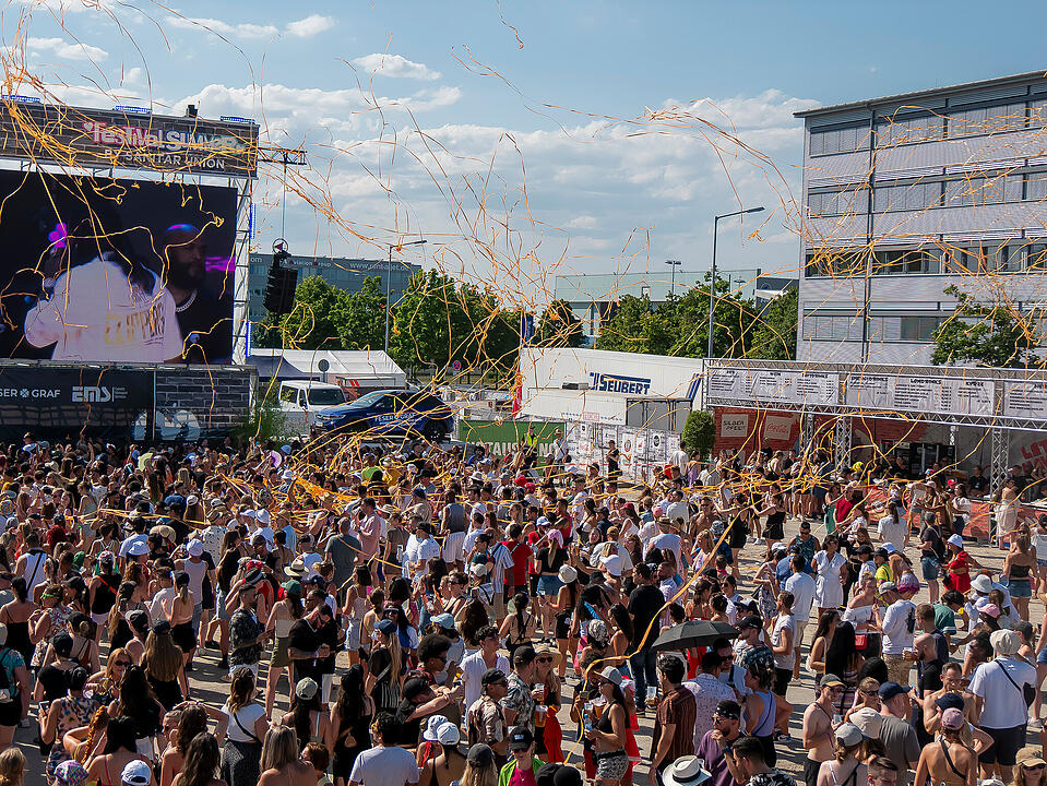Mit internationalen und nationalen Live-Acts!