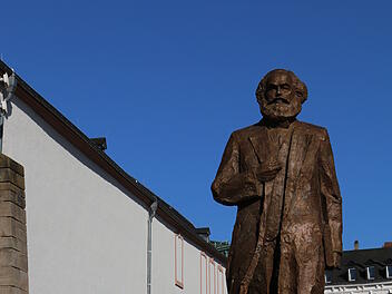 Zu sehen ist die neue Karl-Marx-Statue in Trier, die anlässlich des 200. Geburtstags des weltberühmten Trierer Ökonomen und Philosophen, Karl Marx, im Frühjahr 2018 aufgestellt und enthüllt wurde.