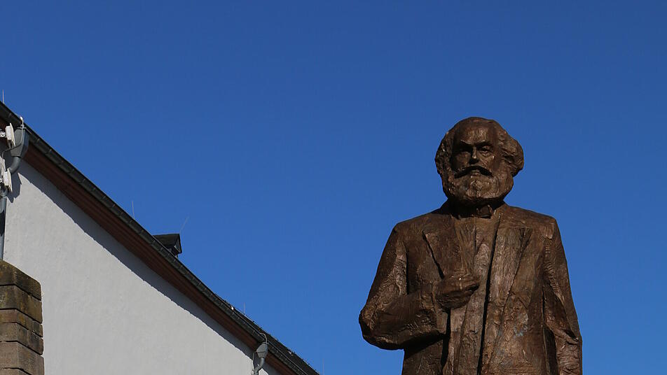 Zu sehen ist die neue Karl-Marx-Statue in Trier, die anlässlich des 200. Geburtstags des weltberühmten Trierer Ökonomen und Philosophen, Karl Marx, im Frühjahr 2018 aufgestellt und enthüllt wurde.