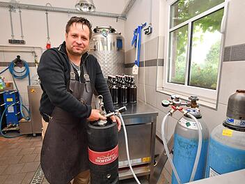 Steffen Schmölzing wollte wissen, was Bier ist. Jetzt hat er in Marktgraitz die "Rosenauer Hofbräu". Foto: Ronald Rinklef